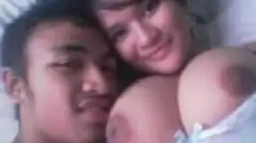 Dokumentasi Tante Tobrut Cantik Bersantai Kasur poster