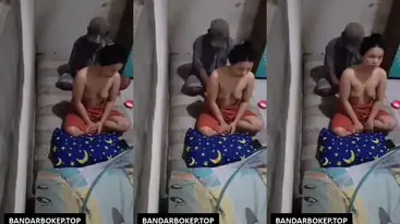 Dokumentasi Wanita Cantik Bersantai Di Kasur poster