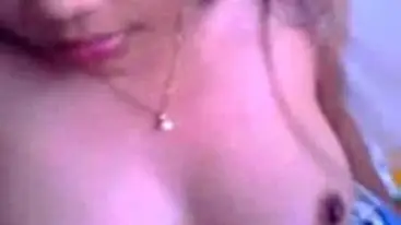 Gadis Cantik Pasrah Goyang Kasur Bareng Pria poster