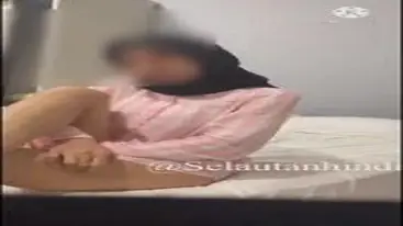 Ukhti Hijab Cantik Pasrah Goyang Kasur Bareng Pria poster