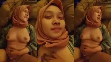 Ukhti Hijab Cantik Pasrah Goyang Kasur Crot poster