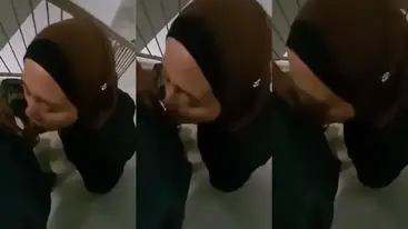 Ukhti Hijab Cantik Pasrah Servis Di Tangga poster