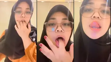Ukhti Hijab Semok Cantik Pasrah Di Toilet poster